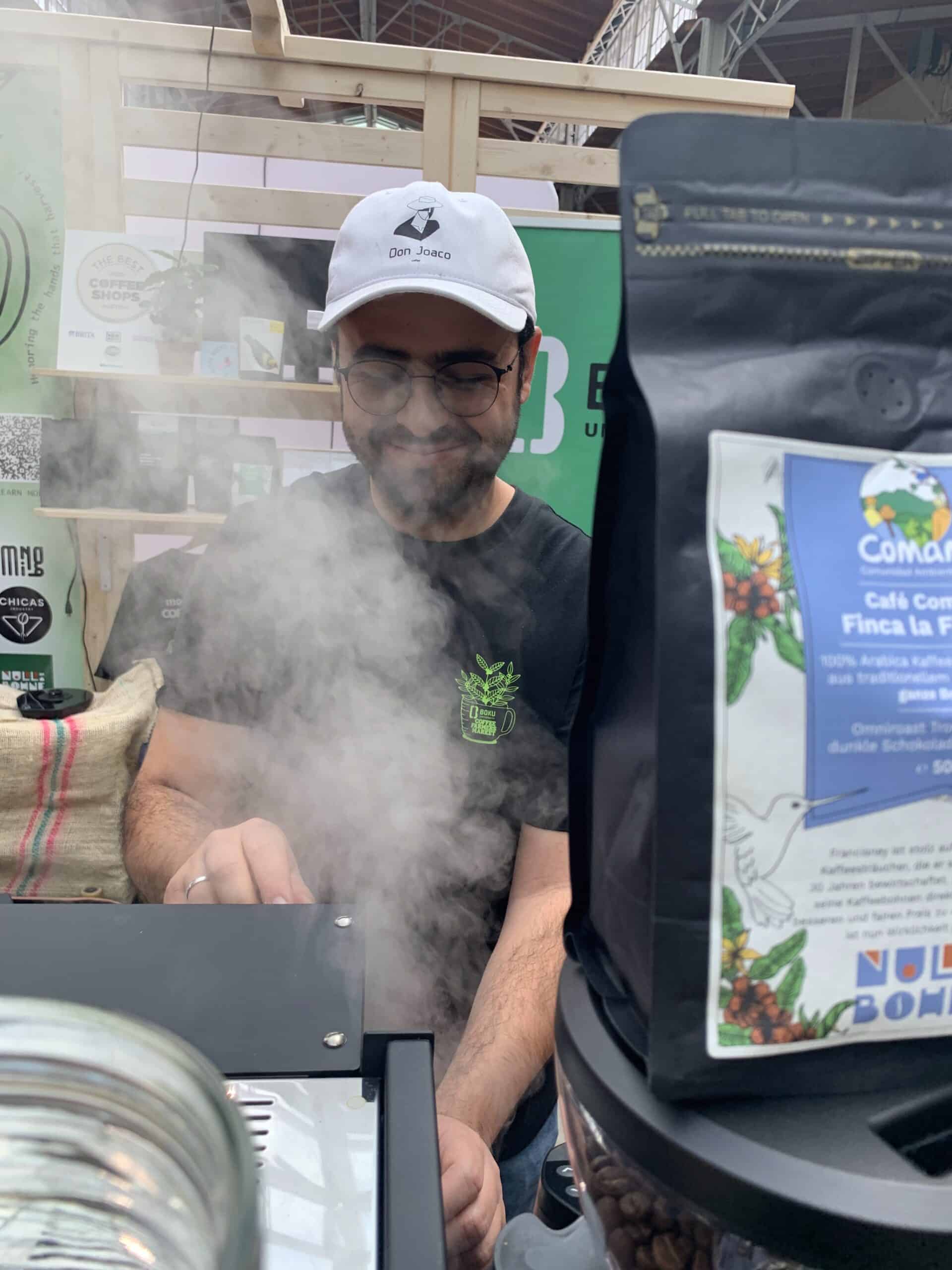 Don Joaco beim Kaffee-Service am Vienna Coffee Festival